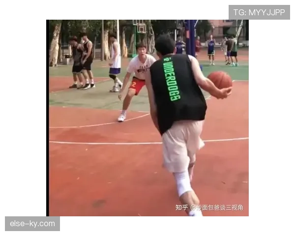 篮球比赛中翻腕违例如何判定？违规动作详解